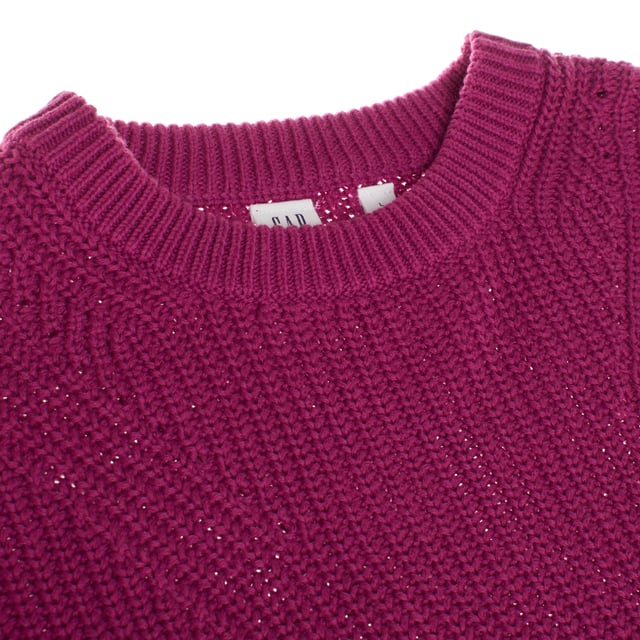 Jersey de manga larga para niña confeccionado en un tejido suave y cómodo, ideal para mantener el calor en días más frescos. 

Cuenta con un corte recto que llega a la altura de la cadera, ofreciendo un ajuste cómodo y relajado. 

Las mangas largas terminan en puños elásticos que aseguran un ajuste ceñido en las muñecas, proporcionando mayor confort y practicidad. La cintura también está acabada con un borde elástico que ayuda a mantener el jersey en su lugar y ofrece un ajuste perfecto. 

El cuello redondo completa este diseño clásico, ideal para combinar con diferentes prendas para un look versátil y casual.
 Composición: 100% Algodón
 Cuidados:
- Lavar a máquina en agua fría.
- Usar detergentes suaves.
- No usar secadora.
- Planchar a baja temperatura.
- No lavar en seco.