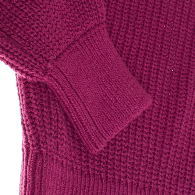 Jersey de manga larga para niña confeccionado en un tejido suave y cómodo, ideal para mantener el calor en días más frescos. 

Cuenta con un corte recto que llega a la altura de la cadera, ofreciendo un ajuste cómodo y relajado. 

Las mangas largas terminan en puños elásticos que aseguran un ajuste ceñido en las muñecas, proporcionando mayor confort y practicidad. La cintura también está acabada con un borde elástico que ayuda a mantener el jersey en su lugar y ofrece un ajuste perfecto. 

El cuello redondo completa este diseño clásico, ideal para combinar con diferentes prendas para un look versátil y casual.
 Composición: 100% Algodón
 Cuidados:
- Lavar a máquina en agua fría.
- Usar detergentes suaves.
- No usar secadora.
- Planchar a baja temperatura.
- No lavar en seco.