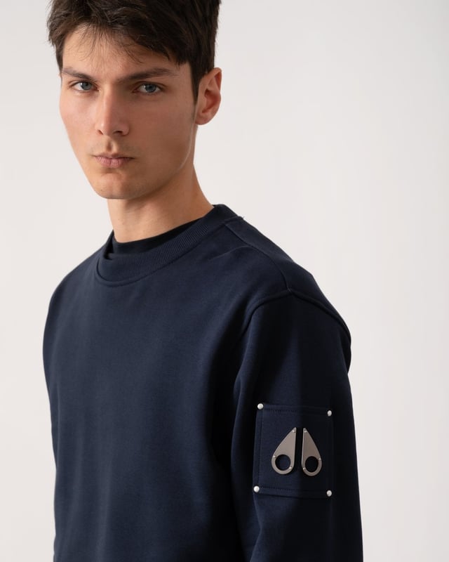 Moose Knuckles Hartsfield Mens Crew Neck Sweatshirt This basic sweatshirt is designed for effortless styling, whether dressing up or dressing down. Crafted with comfort and versatility in mind.
Rib Knit Collar
Rib Knit Cuffs and Waistband
Gunmetal Metal Logo
Regular Fit
100% Cotton
M33MS706