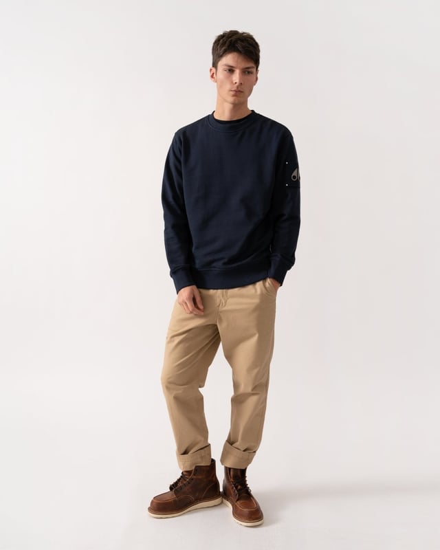 Moose Knuckles Hartsfield Mens Crew Neck Sweatshirt This basic sweatshirt is designed for effortless styling, whether dressing up or dressing down. Crafted with comfort and versatility in mind.
Rib Knit Collar
Rib Knit Cuffs and Waistband
Gunmetal Metal Logo
Regular Fit
100% Cotton
M33MS706