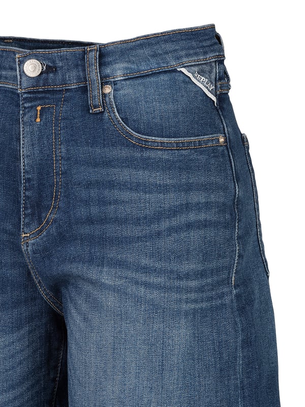 De Replay jeansshorts bieden een casual, moderne look voor warme dagen. Met hun klassieke denim-stijl en comfortabele snit zijn ze perfect voor de zomer. Veelzijdig te combineren, zorgen ze voor een coole, ontspannen uitstraling – ideaal voor dagelijks gebruik of vrije tijd.