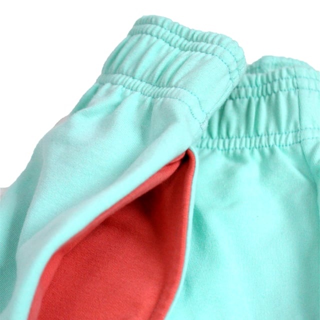 Der #SuperbTotalLook, mit dem Sie sich jederzeit und in jeder Situation wie Sie selbst fühlen können. Ein Gesamtlook in Pastellfarben, mit dem Sie glücklich sein können, ohne an etwas anderes zu denken, die Essenz eines heiß ersehnten Sommers zu genießen. Be Happy ist die neue Superb-Kollektion für jeden Tag, für alle Momente. Glücklich sein bedeutet, du selbst zu sein und dich frei zu fühlen.

 Eigenschaften:

 Kurze Shorts mit Seitentaschen
 Besatz in anderer Farbe
 SuperbGesticktes Logo, das einen Kontrast aus Pastellfarben schafft
 Gummi an der Taille
 Hergestellt und entworfen in Barcelona vom Superb-Team
 Unser Model Valeria ist 1,69m groß und trägt Größe S.
 Komposition: 96 % Baumwolle, 4 % Elasthan
 Pflege:
Bei maximaler Temperatur 30 °C waschen.
 Bei niedriger Temperatur bügeln.
 Sie können einen Trockner verwenden.
 Verwenden Sie kein Bleichmittel.