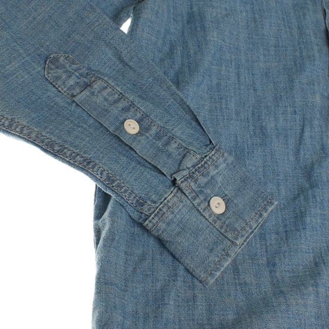 Boy's shirt made of lightweight denim, perfect for a casual yet stylish look.

 The classic pointed collar and button-front closure add a sophisticated touch, while the long sleeves add versatility, making it ideal for any season.

 The patch pocket on the chest not only adds a functional detail, but also an element of style.

 With a comfortable and relaxed fit, this shirt is ideal for pairing with jeans or trousers, offering a fresh and modern look for everyday wear.
 Composition: 100% Cotton
 Care:
- Machine wash cold on delicate cycle.
 - Use mild detergents.
 - Use dryer at low temperature.
 - Iron at low temperatures.
 - Do not dry clean.