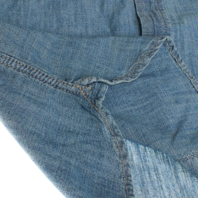 Boy's shirt made of lightweight denim, perfect for a casual yet stylish look.

 The classic pointed collar and button-front closure add a sophisticated touch, while the long sleeves add versatility, making it ideal for any season.

 The patch pocket on the chest not only adds a functional detail, but also an element of style.

 With a comfortable and relaxed fit, this shirt is ideal for pairing with jeans or trousers, offering a fresh and modern look for everyday wear.
 Composition: 100% Cotton
 Care:
- Machine wash cold on delicate cycle.
 - Use mild detergents.
 - Use dryer at low temperature.
 - Iron at low temperatures.
 - Do not dry clean.