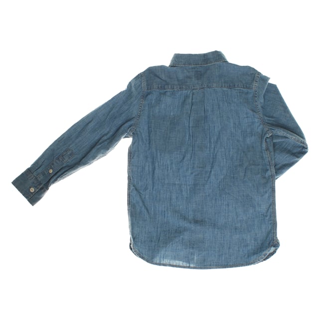 Boy's shirt made of lightweight denim, perfect for a casual yet stylish look.

 The classic pointed collar and button-front closure add a sophisticated touch, while the long sleeves add versatility, making it ideal for any season.

 The patch pocket on the chest not only adds a functional detail, but also an element of style.

 With a comfortable and relaxed fit, this shirt is ideal for pairing with jeans or trousers, offering a fresh and modern look for everyday wear.
 Composition: 100% Cotton
 Care:
- Machine wash cold on delicate cycle.
 - Use mild detergents.
 - Use dryer at low temperature.
 - Iron at low temperatures.
 - Do not dry clean.