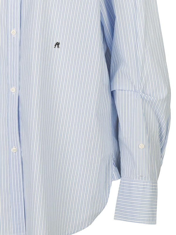 De Replay blouse combineert elegantie met moderne flair. Met haar vrouwelijke snit en hoogwaardige materialen is ze ideaal voor zowel formele als ontspannen gelegenheden. Veelzijdig en stijlvol, kan ze gemakkelijk gecombineerd worden met verschillende outfits en zorgt voor een verzorgde uitstraling.