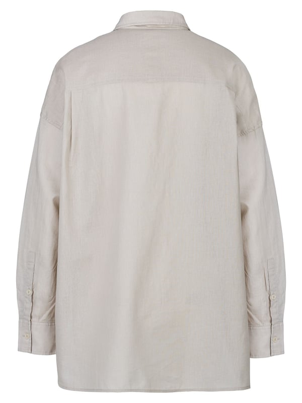 Die Replay Bluse kombiniert Eleganz mit modernem Flair. Mit ihrem femininen Schnitt und hochwertigen Materialien ist sie ideal für sowohl formelle als auch entspannte Anlässe. Vielseitig und stilvoll lässt sie sich mühelos zu verschiedenen Outfits kombinieren und sorgt für einen gepflegten Look.