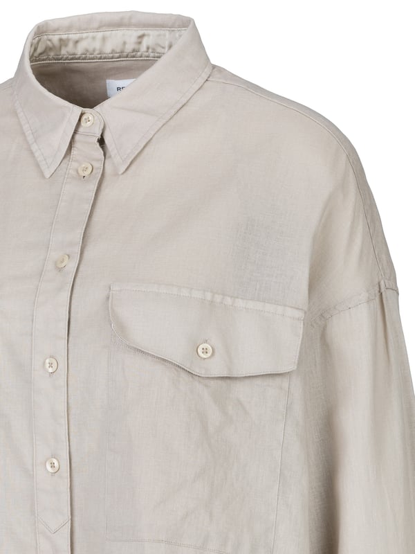 Die Replay Bluse kombiniert Eleganz mit modernem Flair. Mit ihrem femininen Schnitt und hochwertigen Materialien ist sie ideal für sowohl formelle als auch entspannte Anlässe. Vielseitig und stilvoll lässt sie sich mühelos zu verschiedenen Outfits kombinieren und sorgt für einen gepflegten Look.