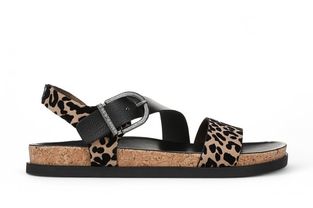 Mit den Blowfish Malibu Lance Fußbettsandalen können Sie mühelos Stil beweisen. Mit einem schicken Riemchendesign, einem weichen Obermaterial aus veganem Kunstleder und einem verstellbaren Schnallenverschluss sorgen diese Sandalen für einen sicheren und bequemen Sitz. Das gepolsterte Fußbett und die 1-Zoll-Plateausohle bieten zusätzlichen Halt für ganztägiges Tragen. Perfekt für Freizeitausflüge, Urlaube und Abenteuer bei warmem Wetter. Hauptmerkmale Trendiges Riemchendesign mit verstellbarem Schnallenverschluss Veganfreundliches Obermaterial aus Kunstleder Gepolstertes Fußbett für überragenden Komfort 1-Zoll-Plateausohle für dezente Höhe und Halt Gewebte Fersenlasche für einfaches Tragen Ideal für Sommerausflüge, Freizeitkleidung und Urlaube
