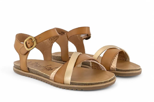 Sandalias de cuña con hebilla y tiras para mujer Blowfish Malibu en color tostado - Monti-B Las sandalias de cuña Blowfish Malibu Monti-B ofrecen la combinación perfecta de estilo y comodidad. Con una moderna parte superior con tiras, una correa de tobillo segura y un tacón de cuña liviano, estas sandalias están diseñadas para usarlas todo el día. La plantilla acolchada garantiza la máxima comodidad, lo que las hace ideales para salidas de verano, vacaciones y estilo informal. Características principales Sandalias de cuña de moda con parte superior con tiras Correa de tobillo segura para un ajuste cómodo Cuña de plataforma liviana para una altura sutil Plantilla acolchada para soporte durante todo el día Suela duradera para estabilidad y uso duradero Perfecto para verano, vacaciones y atuendos de todos los días