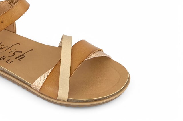 Sandalias de cuña con hebilla y tiras para mujer Blowfish Malibu en color tostado - Monti-B Las sandalias de cuña Blowfish Malibu Monti-B ofrecen la combinación perfecta de estilo y comodidad. Con una moderna parte superior con tiras, una correa de tobillo segura y un tacón de cuña liviano, estas sandalias están diseñadas para usarlas todo el día. La plantilla acolchada garantiza la máxima comodidad, lo que las hace ideales para salidas de verano, vacaciones y estilo informal. Características principales Sandalias de cuña de moda con parte superior con tiras Correa de tobillo segura para un ajuste cómodo Cuña de plataforma liviana para una altura sutil Plantilla acolchada para soporte durante todo el día Suela duradera para estabilidad y uso duradero Perfecto para verano, vacaciones y atuendos de todos los días