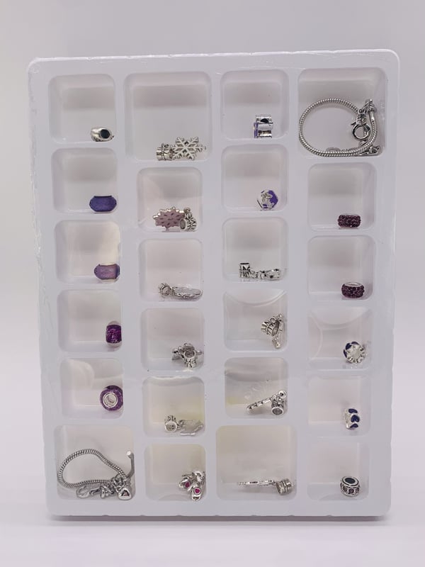 Composición: Acero inoxidable Acabado: Baño de rodio Tipo de piedra: Cristal austriaco Color piedra: Cristal Observaciones: Este calendario de adviento está compuesto por: 10 charms, 12 cuentas y 2 pulseras. Cualquier caja abierta no podrá ser devuelta ni cambiada. El calendario mide: 20 x 26 cm. Viene con una adorable bolsa: 21 x 26 cm.
