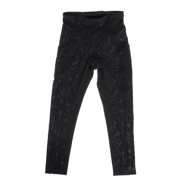 Mädchenleggings mit einem charmanten Minnie-Druck, Teil einer speziellen Zusammenarbeit mit Disney.

Diese hochtaillierten Leggings bieten einen angenehmen und schmeichelhaften Sitz, ideal für den Alltag oder aktivere Unternehmungen.

Seitentaschen verleihen einen praktischen Touch, während das Design Spaß und Funktionalität vereint.

Perfekt für kleine Disney-Fans, die Stil und Komfort in einem vielseitigen Kleidungsstück suchen.
Zusammensetzung: 77% Polyester, 23% Elastan
 Pflege:
- Maschinenwäsche kalt.
- Ähnliche Farben in der Wäsche verwenden.
- Vermeiden Sie die Verwendung von Bleichmitteln.
- Bei niedriger Temperatur im Trockner trocknen.
- Nicht bügeln.
- Nicht chemisch reinigen.
