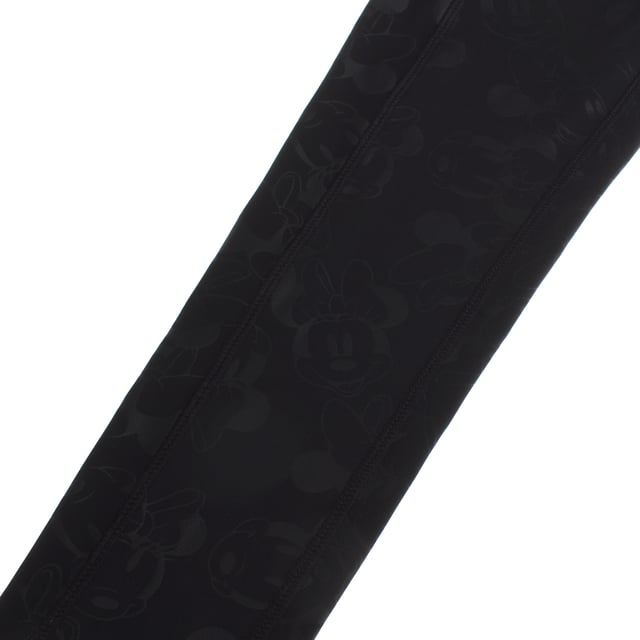Mädchenleggings mit einem charmanten Minnie-Druck, Teil einer speziellen Zusammenarbeit mit Disney.

Diese hochtaillierten Leggings bieten einen angenehmen und schmeichelhaften Sitz, ideal für den Alltag oder aktivere Unternehmungen.

Seitentaschen verleihen einen praktischen Touch, während das Design Spaß und Funktionalität vereint.

Perfekt für kleine Disney-Fans, die Stil und Komfort in einem vielseitigen Kleidungsstück suchen.
Zusammensetzung: 77% Polyester, 23% Elastan
 Pflege:
- Maschinenwäsche kalt.
- Ähnliche Farben in der Wäsche verwenden.
- Vermeiden Sie die Verwendung von Bleichmitteln.
- Bei niedriger Temperatur im Trockner trocknen.
- Nicht bügeln.
- Nicht chemisch reinigen.