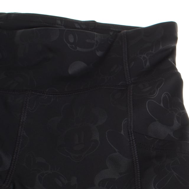 Mädchenleggings mit einem charmanten Minnie-Druck, Teil einer speziellen Zusammenarbeit mit Disney.

Diese hochtaillierten Leggings bieten einen angenehmen und schmeichelhaften Sitz, ideal für den Alltag oder aktivere Unternehmungen.

Seitentaschen verleihen einen praktischen Touch, während das Design Spaß und Funktionalität vereint.

Perfekt für kleine Disney-Fans, die Stil und Komfort in einem vielseitigen Kleidungsstück suchen.
Zusammensetzung: 77% Polyester, 23% Elastan
 Pflege:
- Maschinenwäsche kalt.
- Ähnliche Farben in der Wäsche verwenden.
- Vermeiden Sie die Verwendung von Bleichmitteln.
- Bei niedriger Temperatur im Trockner trocknen.
- Nicht bügeln.
- Nicht chemisch reinigen.