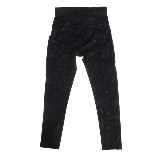 Mädchenleggings mit einem charmanten Minnie-Druck, Teil einer speziellen Zusammenarbeit mit Disney.

Diese hochtaillierten Leggings bieten einen angenehmen und schmeichelhaften Sitz, ideal für den Alltag oder aktivere Unternehmungen.

Seitentaschen verleihen einen praktischen Touch, während das Design Spaß und Funktionalität vereint.

Perfekt für kleine Disney-Fans, die Stil und Komfort in einem vielseitigen Kleidungsstück suchen.
Zusammensetzung: 77% Polyester, 23% Elastan
 Pflege:
- Maschinenwäsche kalt.
- Ähnliche Farben in der Wäsche verwenden.
- Vermeiden Sie die Verwendung von Bleichmitteln.
- Bei niedriger Temperatur im Trockner trocknen.
- Nicht bügeln.
- Nicht chemisch reinigen.