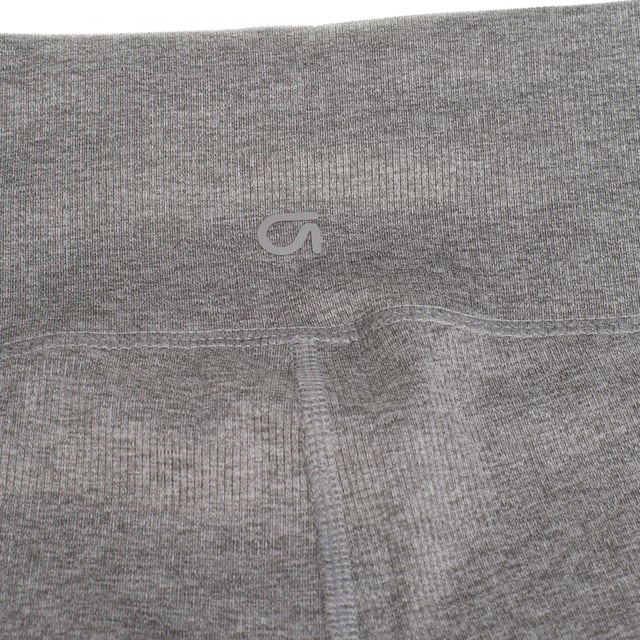 Estos leggings cortos de tiro alto están hechos de una tela transpirable que mantiene tu piel fresca y seca gracias a sus capacidades de absorción de humedad.

Se destacan por su textura acanalada, que añade un toque elegante y moderno.

Cuentan con una banda interna ajustable que permite un ajuste personalizado y firmeza en la zona abdominal.

También incluyen un pequeño bolsillo interno en la parte trasera de la cintura, ideal para guardar de manera discreta pequeños objetos durante el entrenamiento o actividades diarias.

Con un diseño sin costuras y una cintura alta que asegura un ajuste firme, son ideales tanto para entrenamientos intensos como para un look deportivo diario, proporcionando comodidad y funcionalidad en cada uso.
Composición: 93% Poliéster, 7% Elastano
Cuidado:
- Lavar a máquina en frío.
- Usar colores similares en el lavado.
- Evitar el uso de blanqueadores.
- Secar a baja temperatura en la secadora.
- No planchar.
- No limpiar en seco.