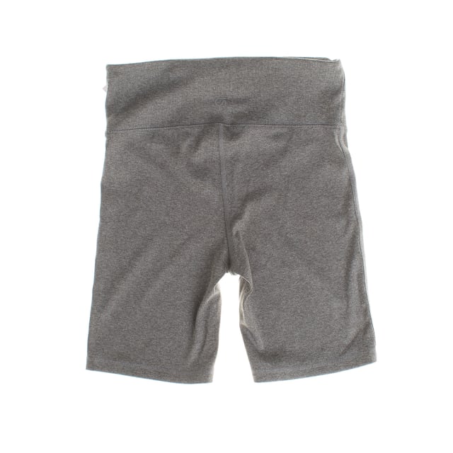 Estos leggings cortos de tiro alto están hechos de una tela transpirable que mantiene tu piel fresca y seca gracias a sus capacidades de absorción de humedad.

Se destacan por su textura acanalada, que añade un toque elegante y moderno.

Cuentan con una banda interna ajustable que permite un ajuste personalizado y firmeza en la zona abdominal.

También incluyen un pequeño bolsillo interno en la parte trasera de la cintura, ideal para guardar de manera discreta pequeños objetos durante el entrenamiento o actividades diarias.

Con un diseño sin costuras y una cintura alta que asegura un ajuste firme, son ideales tanto para entrenamientos intensos como para un look deportivo diario, proporcionando comodidad y funcionalidad en cada uso.
Composición: 93% Poliéster, 7% Elastano
Cuidado:
- Lavar a máquina en frío.
- Usar colores similares en el lavado.
- Evitar el uso de blanqueadores.
- Secar a baja temperatura en la secadora.
- No planchar.
- No limpiar en seco.