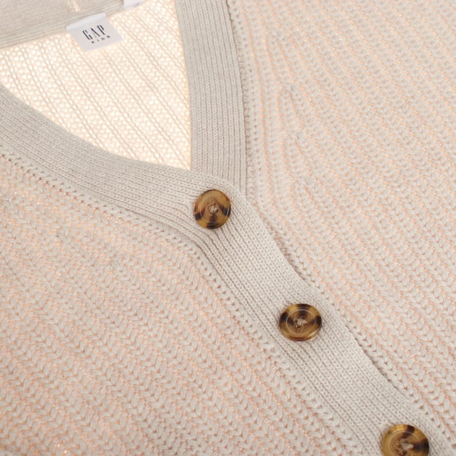 This girl's sweater combines style and comfort in a modern garment.

 Crafted from soft cotton, it features a wide ribbed pattern that adds texture to the design.

 The deep V-neckline and large buttons in a mottled colour give it a distinctive and elegant touch.

 The long dropped sleeves and cropped cut with elasticated cuffs ensure a comfortable and modern fit, ideal for complementing any stylish casual outfit.
 Composition: 100% Cotton
 Care:
- Machine wash cold.
 - Use mild detergents.
 - Do not use a dryer.
 - Iron at low temperature.
 - Do not dry clean.