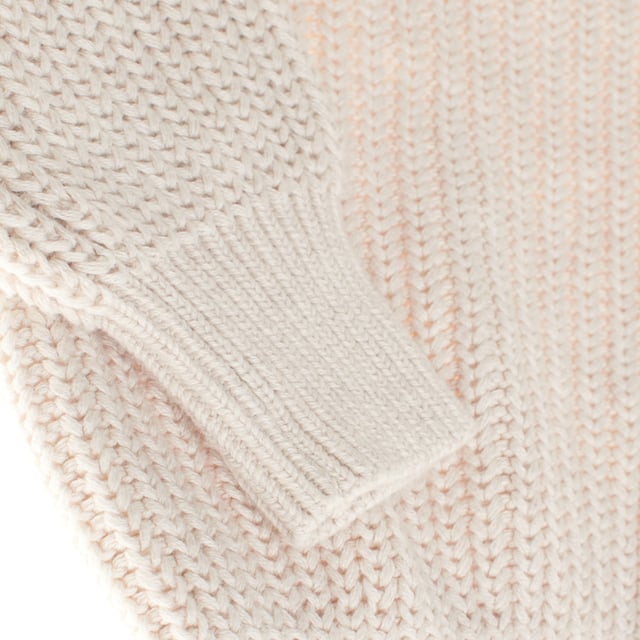 This girl's sweater combines style and comfort in a modern garment.

 Crafted from soft cotton, it features a wide ribbed pattern that adds texture to the design.

 The deep V-neckline and large buttons in a mottled colour give it a distinctive and elegant touch.

 The long dropped sleeves and cropped cut with elasticated cuffs ensure a comfortable and modern fit, ideal for complementing any stylish casual outfit.
 Composition: 100% Cotton
 Care:
- Machine wash cold.
 - Use mild detergents.
 - Do not use a dryer.
 - Iron at low temperature.
 - Do not dry clean.
