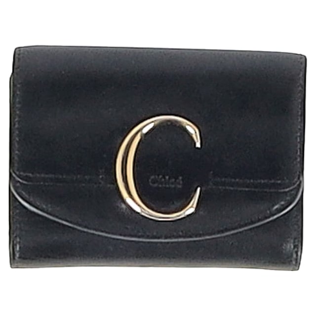 VINTAGE, RRP AS NEW
The Chloé C Small Tri-fold Wallet is the perfect blend of elegance and functionality. Crafted from luxurious black leather, this compact wallet features a sleek design with the signature Chloé C hardware on the front, adding a touch of sophistication to your essentials. Its tri-fold structure opens to reveal well-organized compartments for your cards, cash, and even a few coins, keeping everything in place while maintaining a slim profile.


Chloé C Small Tri-fold Wallet in Black Leather
Condition: Very good
Signs of wear: No retail tag, Minor sign of wear or markings., 
Packaging: None
Color: black
Material: Leather | leather
Size: One Size | One Size
Measurements: Width: 110; Height: 80; Length: 110
SKU: NAPPUGBSM458381W