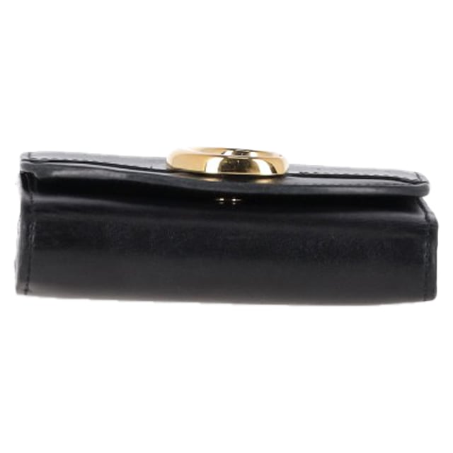 VINTAGE, RRP AS NEW
The Chloé C Small Tri-fold Wallet is the perfect blend of elegance and functionality. Crafted from luxurious black leather, this compact wallet features a sleek design with the signature Chloé C hardware on the front, adding a touch of sophistication to your essentials. Its tri-fold structure opens to reveal well-organized compartments for your cards, cash, and even a few coins, keeping everything in place while maintaining a slim profile.


Chloé C Small Tri-fold Wallet in Black Leather
Condition: Very good
Signs of wear: No retail tag, Minor sign of wear or markings., 
Packaging: None
Color: black
Material: Leather | leather
Size: One Size | One Size
Measurements: Width: 110; Height: 80; Length: 110
SKU: NAPPUGBSM458381W