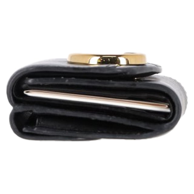 VINTAGE, RRP AS NEW
The Chloé C Small Tri-fold Wallet is the perfect blend of elegance and functionality. Crafted from luxurious black leather, this compact wallet features a sleek design with the signature Chloé C hardware on the front, adding a touch of sophistication to your essentials. Its tri-fold structure opens to reveal well-organized compartments for your cards, cash, and even a few coins, keeping everything in place while maintaining a slim profile.


Chloé C Small Tri-fold Wallet in Black Leather
Condition: Very good
Signs of wear: No retail tag, Minor sign of wear or markings., 
Packaging: None
Color: black
Material: Leather | leather
Size: One Size | One Size
Measurements: Width: 110; Height: 80; Length: 110
SKU: NAPPUGBSM458381W