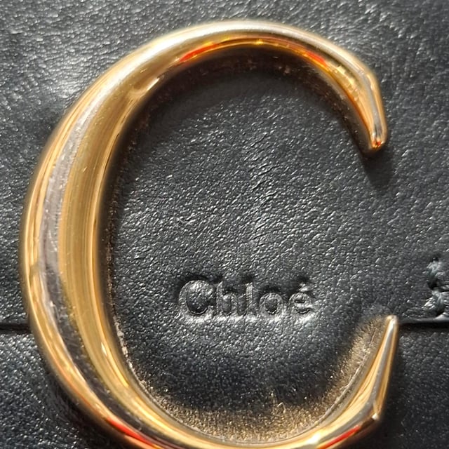 VINTAGE, RRP AS NEW
The Chloé C Small Tri-fold Wallet is the perfect blend of elegance and functionality. Crafted from luxurious black leather, this compact wallet features a sleek design with the signature Chloé C hardware on the front, adding a touch of sophistication to your essentials. Its tri-fold structure opens to reveal well-organized compartments for your cards, cash, and even a few coins, keeping everything in place while maintaining a slim profile.


Chloé C Small Tri-fold Wallet in Black Leather
Condition: Very good
Signs of wear: No retail tag, Minor sign of wear or markings., 
Packaging: None
Color: black
Material: Leather | leather
Size: One Size | One Size
Measurements: Width: 110; Height: 80; Length: 110
SKU: NAPPUGBSM458381W