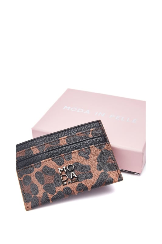 Looking for the perfect gift for a loved one or yourself? Meet Ali, our double sided card holder featuring 6 exterior card slots and on central slot with leopard lining for a pop of something special to the design. This cardholder comes with a Moda gift box.