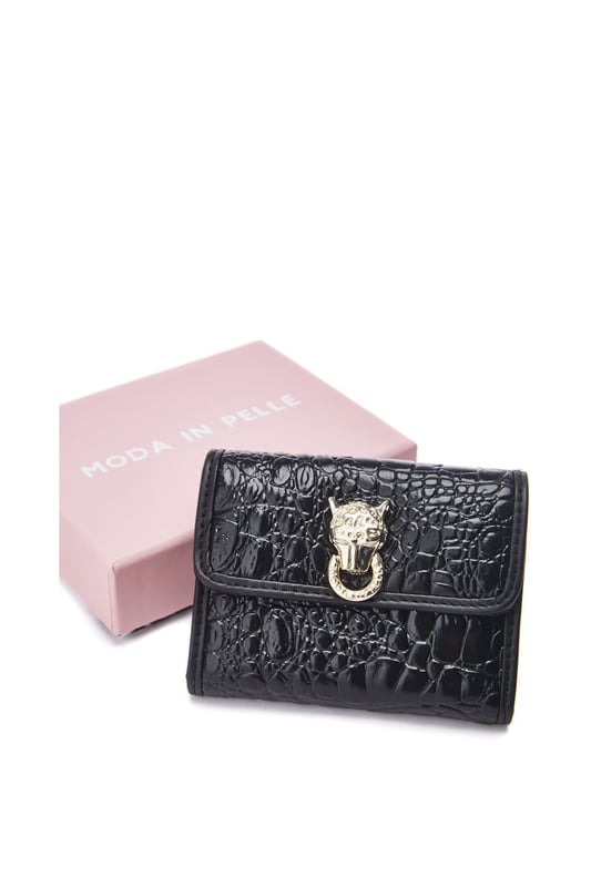 Meet our Layla purse, the perfect gift for a loved one or a treat for yourself. Layla features 4 interior card slots, an inner zip pocket and space either side for your purse essentials. The leopard print lining and Larry the leopard head stud provides a statement and style while the magnetic snap closure provides security and practicality. The Layla purse come with a Moda gift box.