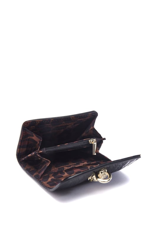 Meet our Layla purse, the perfect gift for a loved one or a treat for yourself. Layla features 4 interior card slots, an inner zip pocket and space either side for your purse essentials. The leopard print lining and Larry the leopard head stud provides a statement and style while the magnetic snap closure provides security and practicality. The Layla purse come with a Moda gift box.