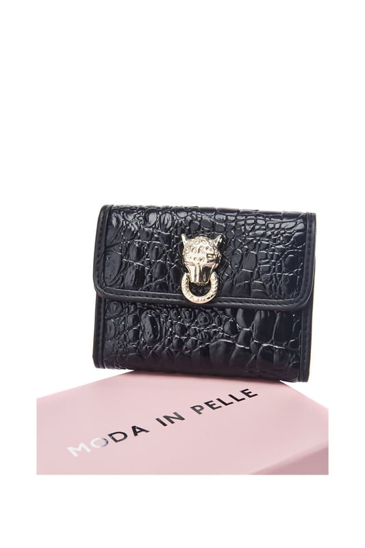 Meet our Layla purse, the perfect gift for a loved one or a treat for yourself. Layla features 4 interior card slots, an inner zip pocket and space either side for your purse essentials. The leopard print lining and Larry the leopard head stud provides a statement and style while the magnetic snap closure provides security and practicality. The Layla purse come with a Moda gift box.