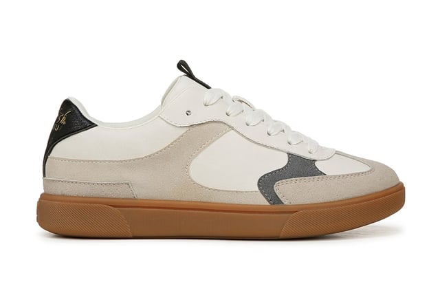 Blowfish Malibu Weiße Schnür-Sneaker für Damen - Tastic Die Blowfish Malibu Tastic Sneakers bringen Retro-Streetwear-Vibes in Ihre Garderobe. Mit einem Low-Profile-Design, Kunstleder-Overlays und einer klassischen, vom Fußball inspirierten T-Zehenform bieten diese Sneakers sowohl Stil als auch Komfort. Der Schnürverschluss sorgt für einen sicheren Sitz, während die Gummisohle für Strapazierfähigkeit und Traktion sorgt. Perfekt für lässige Ausflüge und den Alltag. Hauptmerkmale Stilvolle, retro-inspirierte Sneakers mit sportlichem T-Zehenform-Design Obermaterial aus veganfreundlichem Stoff mit Kunstleder-Overlays Schnürverschluss für einen sicheren und anpassbaren Sitz Kontrastierender Fersenakzent für einen trendigen Look Strapazierfähige Gummisohle für Traktion und lang anhaltenden Tragekomfort Ideal für lässige Outfits, Streetwear und Komfort im Alltag