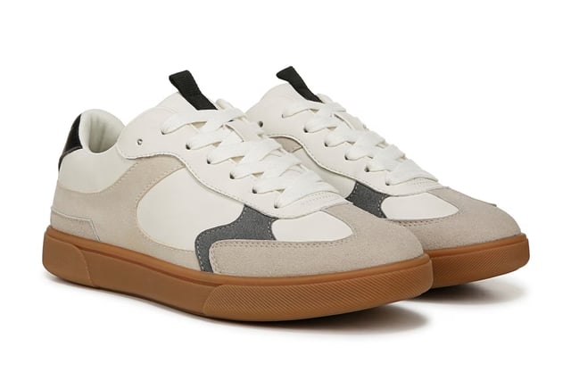 Blowfish Malibu Weiße Schnür-Sneaker für Damen - Tastic Die Blowfish Malibu Tastic Sneakers bringen Retro-Streetwear-Vibes in Ihre Garderobe. Mit einem Low-Profile-Design, Kunstleder-Overlays und einer klassischen, vom Fußball inspirierten T-Zehenform bieten diese Sneakers sowohl Stil als auch Komfort. Der Schnürverschluss sorgt für einen sicheren Sitz, während die Gummisohle für Strapazierfähigkeit und Traktion sorgt. Perfekt für lässige Ausflüge und den Alltag. Hauptmerkmale Stilvolle, retro-inspirierte Sneakers mit sportlichem T-Zehenform-Design Obermaterial aus veganfreundlichem Stoff mit Kunstleder-Overlays Schnürverschluss für einen sicheren und anpassbaren Sitz Kontrastierender Fersenakzent für einen trendigen Look Strapazierfähige Gummisohle für Traktion und lang anhaltenden Tragekomfort Ideal für lässige Outfits, Streetwear und Komfort im Alltag