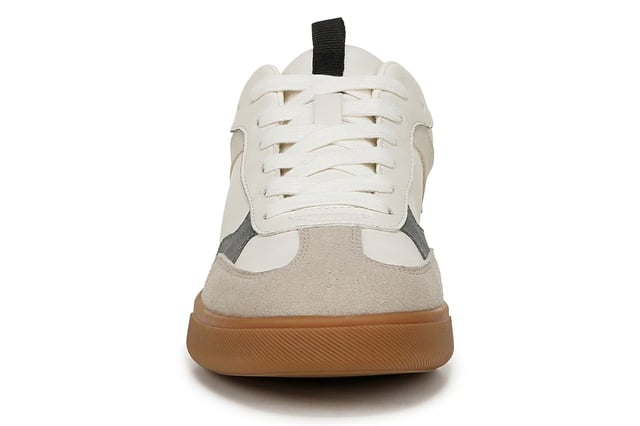 Blowfish Malibu Weiße Schnür-Sneaker für Damen - Tastic Die Blowfish Malibu Tastic Sneakers bringen Retro-Streetwear-Vibes in Ihre Garderobe. Mit einem Low-Profile-Design, Kunstleder-Overlays und einer klassischen, vom Fußball inspirierten T-Zehenform bieten diese Sneakers sowohl Stil als auch Komfort. Der Schnürverschluss sorgt für einen sicheren Sitz, während die Gummisohle für Strapazierfähigkeit und Traktion sorgt. Perfekt für lässige Ausflüge und den Alltag. Hauptmerkmale Stilvolle, retro-inspirierte Sneakers mit sportlichem T-Zehenform-Design Obermaterial aus veganfreundlichem Stoff mit Kunstleder-Overlays Schnürverschluss für einen sicheren und anpassbaren Sitz Kontrastierender Fersenakzent für einen trendigen Look Strapazierfähige Gummisohle für Traktion und lang anhaltenden Tragekomfort Ideal für lässige Outfits, Streetwear und Komfort im Alltag