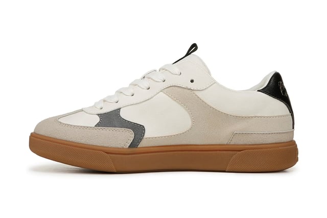 Blowfish Malibu Weiße Schnür-Sneaker für Damen - Tastic Die Blowfish Malibu Tastic Sneakers bringen Retro-Streetwear-Vibes in Ihre Garderobe. Mit einem Low-Profile-Design, Kunstleder-Overlays und einer klassischen, vom Fußball inspirierten T-Zehenform bieten diese Sneakers sowohl Stil als auch Komfort. Der Schnürverschluss sorgt für einen sicheren Sitz, während die Gummisohle für Strapazierfähigkeit und Traktion sorgt. Perfekt für lässige Ausflüge und den Alltag. Hauptmerkmale Stilvolle, retro-inspirierte Sneakers mit sportlichem T-Zehenform-Design Obermaterial aus veganfreundlichem Stoff mit Kunstleder-Overlays Schnürverschluss für einen sicheren und anpassbaren Sitz Kontrastierender Fersenakzent für einen trendigen Look Strapazierfähige Gummisohle für Traktion und lang anhaltenden Tragekomfort Ideal für lässige Outfits, Streetwear und Komfort im Alltag