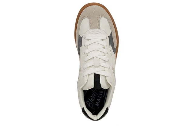 Blowfish Malibu Weiße Schnür-Sneaker für Damen - Tastic Die Blowfish Malibu Tastic Sneakers bringen Retro-Streetwear-Vibes in Ihre Garderobe. Mit einem Low-Profile-Design, Kunstleder-Overlays und einer klassischen, vom Fußball inspirierten T-Zehenform bieten diese Sneakers sowohl Stil als auch Komfort. Der Schnürverschluss sorgt für einen sicheren Sitz, während die Gummisohle für Strapazierfähigkeit und Traktion sorgt. Perfekt für lässige Ausflüge und den Alltag. Hauptmerkmale Stilvolle, retro-inspirierte Sneakers mit sportlichem T-Zehenform-Design Obermaterial aus veganfreundlichem Stoff mit Kunstleder-Overlays Schnürverschluss für einen sicheren und anpassbaren Sitz Kontrastierender Fersenakzent für einen trendigen Look Strapazierfähige Gummisohle für Traktion und lang anhaltenden Tragekomfort Ideal für lässige Outfits, Streetwear und Komfort im Alltag