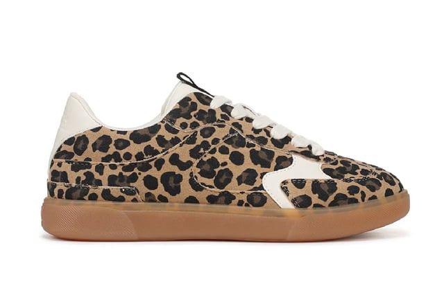 Zapatillas con cordones y estampado de leopardo en marrón Blowfish Malibu para mujer - Tastic Las zapatillas Blowfish Malibu Tastic aportan un aire retro a la moda urbana a tu armario. Con un diseño de perfil bajo, revestimientos de piel sintética y una puntera en T clásica inspirada en el fútbol, estas zapatillas ofrecen estilo y comodidad. La entrada con cordones garantiza un ajuste seguro, mientras que la suela de goma proporciona durabilidad y tracción. Perfectas para salidas informales y para uso diario. Características principales Zapatillas elegantes de inspiración retro con un diseño deportivo de puntera en T Parte superior de tela apta para veganos con revestimientos de piel sintética Cierre con cordones para un ajuste seguro y regulable Talón con detalle en contraste para un look moderno Suela de goma duradera para tracción y uso duradero Ideales para atuendos informales, ropa urbana y comodidad diaria