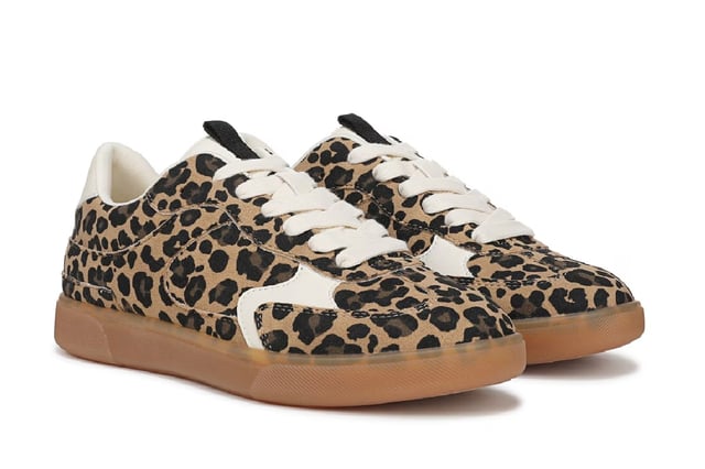 Zapatillas con cordones y estampado de leopardo en marrón Blowfish Malibu para mujer - Tastic Las zapatillas Blowfish Malibu Tastic aportan un aire retro a la moda urbana a tu armario. Con un diseño de perfil bajo, revestimientos de piel sintética y una puntera en T clásica inspirada en el fútbol, estas zapatillas ofrecen estilo y comodidad. La entrada con cordones garantiza un ajuste seguro, mientras que la suela de goma proporciona durabilidad y tracción. Perfectas para salidas informales y para uso diario. Características principales Zapatillas elegantes de inspiración retro con un diseño deportivo de puntera en T Parte superior de tela apta para veganos con revestimientos de piel sintética Cierre con cordones para un ajuste seguro y regulable Talón con detalle en contraste para un look moderno Suela de goma duradera para tracción y uso duradero Ideales para atuendos informales, ropa urbana y comodidad diaria