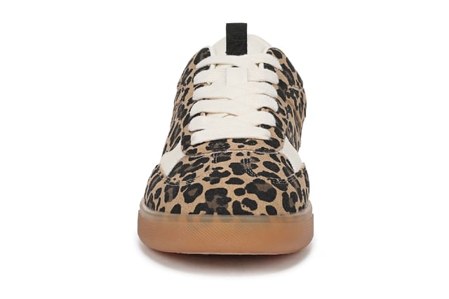 Zapatillas con cordones y estampado de leopardo en marrón Blowfish Malibu para mujer - Tastic Las zapatillas Blowfish Malibu Tastic aportan un aire retro a la moda urbana a tu armario. Con un diseño de perfil bajo, revestimientos de piel sintética y una puntera en T clásica inspirada en el fútbol, estas zapatillas ofrecen estilo y comodidad. La entrada con cordones garantiza un ajuste seguro, mientras que la suela de goma proporciona durabilidad y tracción. Perfectas para salidas informales y para uso diario. Características principales Zapatillas elegantes de inspiración retro con un diseño deportivo de puntera en T Parte superior de tela apta para veganos con revestimientos de piel sintética Cierre con cordones para un ajuste seguro y regulable Talón con detalle en contraste para un look moderno Suela de goma duradera para tracción y uso duradero Ideales para atuendos informales, ropa urbana y comodidad diaria