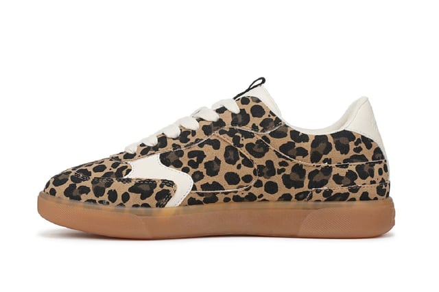 Zapatillas con cordones y estampado de leopardo en marrón Blowfish Malibu para mujer - Tastic Las zapatillas Blowfish Malibu Tastic aportan un aire retro a la moda urbana a tu armario. Con un diseño de perfil bajo, revestimientos de piel sintética y una puntera en T clásica inspirada en el fútbol, estas zapatillas ofrecen estilo y comodidad. La entrada con cordones garantiza un ajuste seguro, mientras que la suela de goma proporciona durabilidad y tracción. Perfectas para salidas informales y para uso diario. Características principales Zapatillas elegantes de inspiración retro con un diseño deportivo de puntera en T Parte superior de tela apta para veganos con revestimientos de piel sintética Cierre con cordones para un ajuste seguro y regulable Talón con detalle en contraste para un look moderno Suela de goma duradera para tracción y uso duradero Ideales para atuendos informales, ropa urbana y comodidad diaria