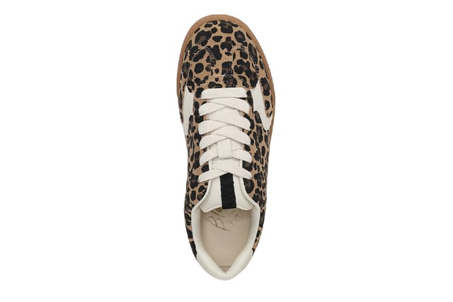 Zapatillas con cordones y estampado de leopardo en marrón Blowfish Malibu para mujer - Tastic Las zapatillas Blowfish Malibu Tastic aportan un aire retro a la moda urbana a tu armario. Con un diseño de perfil bajo, revestimientos de piel sintética y una puntera en T clásica inspirada en el fútbol, estas zapatillas ofrecen estilo y comodidad. La entrada con cordones garantiza un ajuste seguro, mientras que la suela de goma proporciona durabilidad y tracción. Perfectas para salidas informales y para uso diario. Características principales Zapatillas elegantes de inspiración retro con un diseño deportivo de puntera en T Parte superior de tela apta para veganos con revestimientos de piel sintética Cierre con cordones para un ajuste seguro y regulable Talón con detalle en contraste para un look moderno Suela de goma duradera para tracción y uso duradero Ideales para atuendos informales, ropa urbana y comodidad diaria
