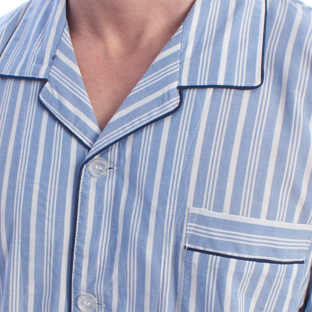 Kisses&Love pijamas para hombre. ¡Pijamas clásicos para hombre confeccionados con tejido de popelín premium!

 Este conjunto de pijama para hombre combina una camisa de manga larga y pantalones largos. Fabricado en materiales suaves y transpirables, garantiza comodidad durante toda la noche. Ideal para otoño/invierno por su longitud, pero también adecuado para usar durante todo el año, este conjunto ofrece un equilibrio perfecto entre estilo y comodidad para un sueño reparador.

 Diseños exclusivos y una variedad de estampados: Los pijamas para hombre están disponibles en diferentes colores de rayas y cuadros, lo que te permite elegir entre estilos diversos que reflejan tu personalidad y gusto. Desde colores vibrantes hasta tonos más suaves, cada pijama ofrece un toque único y especial.

 Cuidado Fácil y Durabilidad: Hechos de algodón duradero, los pijamas de algodón para hombre son fáciles de lavar a máquina y mantienen su suavidad, color y forma lavado tras lavado. Este fácil mantenimiento asegura que los pijamas sigan siendo una prenda favorita en tu armario, ofreciendo durabilidad y practicidad a lo largo del tiempo, especialmente durante las estaciones más frías.

 Pijamas para hombre, el regalo perfecto para el Día de la Madre, aniversarios, Navidad, Año Nuevo, cumpleaños y mucho más.

 ¡Elige estilo, calidad y comodidad con Kisses&Love!
 Composición: 100% Algodón
 Cuidado:
- Lavar a una temperatura máxima de 30º.
- No usar blanqueador.
- No usar secadora.
- Planchar a baja temperatura, máxima 110º.
- No lavar en seco.