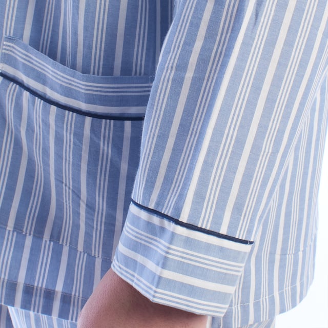 Kisses&Love pijamas para hombre. ¡Pijamas clásicos para hombre confeccionados con tejido de popelín premium!

 Este conjunto de pijama para hombre combina una camisa de manga larga y pantalones largos. Fabricado en materiales suaves y transpirables, garantiza comodidad durante toda la noche. Ideal para otoño/invierno por su longitud, pero también adecuado para usar durante todo el año, este conjunto ofrece un equilibrio perfecto entre estilo y comodidad para un sueño reparador.

 Diseños exclusivos y una variedad de estampados: Los pijamas para hombre están disponibles en diferentes colores de rayas y cuadros, lo que te permite elegir entre estilos diversos que reflejan tu personalidad y gusto. Desde colores vibrantes hasta tonos más suaves, cada pijama ofrece un toque único y especial.

 Cuidado Fácil y Durabilidad: Hechos de algodón duradero, los pijamas de algodón para hombre son fáciles de lavar a máquina y mantienen su suavidad, color y forma lavado tras lavado. Este fácil mantenimiento asegura que los pijamas sigan siendo una prenda favorita en tu armario, ofreciendo durabilidad y practicidad a lo largo del tiempo, especialmente durante las estaciones más frías.

 Pijamas para hombre, el regalo perfecto para el Día de la Madre, aniversarios, Navidad, Año Nuevo, cumpleaños y mucho más.

 ¡Elige estilo, calidad y comodidad con Kisses&Love!
 Composición: 100% Algodón
 Cuidado:
- Lavar a una temperatura máxima de 30º.
- No usar blanqueador.
- No usar secadora.
- Planchar a baja temperatura, máxima 110º.
- No lavar en seco.