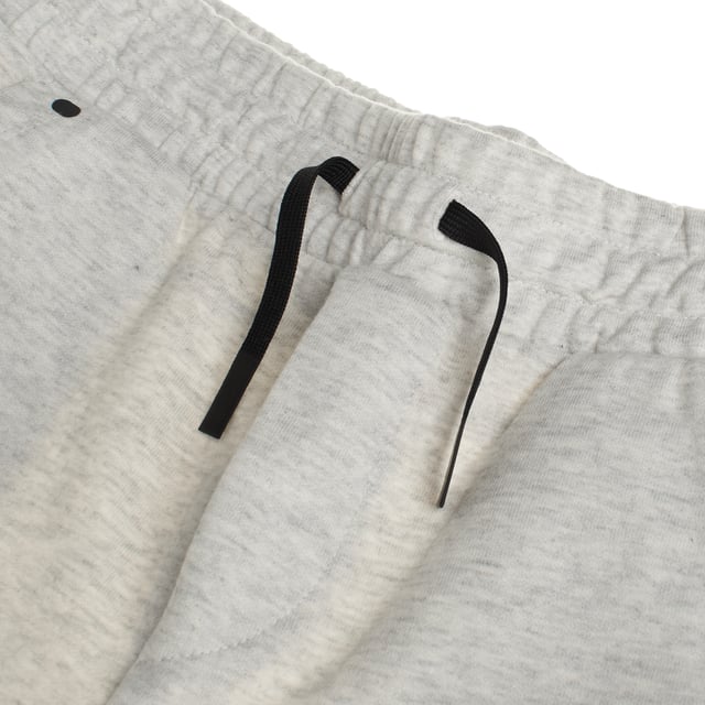 Jogginghose für Jungen, die Komfort und Funktionalität vereint.

 Es verfügt über einen elastischen Bund mit verstellbarem Kordelzug, der für eine sichere und bequeme Passform sorgt.

 Es verfügt über schräge Seitentaschen und eine zusätzliche Tasche mit Reißverschluss, perfekt für die sichere Aufbewahrung von Gegenständen.

 Anliegende Knöchelbündchen verleihen einen modernen Touch und sorgen für einen sicheren Sitz.

 Ideal für sportliche Aktivitäten oder für den Alltag und bietet Komfort und Stil in einem einzigen Kleidungsstück.
 Komposition: Hauptteil: 83 % Baumwolle, 17 % Polyester; Oberflächen: 98 % Baumwolle, 2 % Elastan
 Pflege:
- Maschinenwäsche kalt.
 - Verwenden Sie beim Waschen ähnliche Farben.
 - Vermeiden Sie die Verwendung von Bleichmitteln.
 - Bei niedriger Temperatur im Trockner trocknen.
 - Bei niedriger Temperatur bügeln.
 - Reinige chemisch nicht.