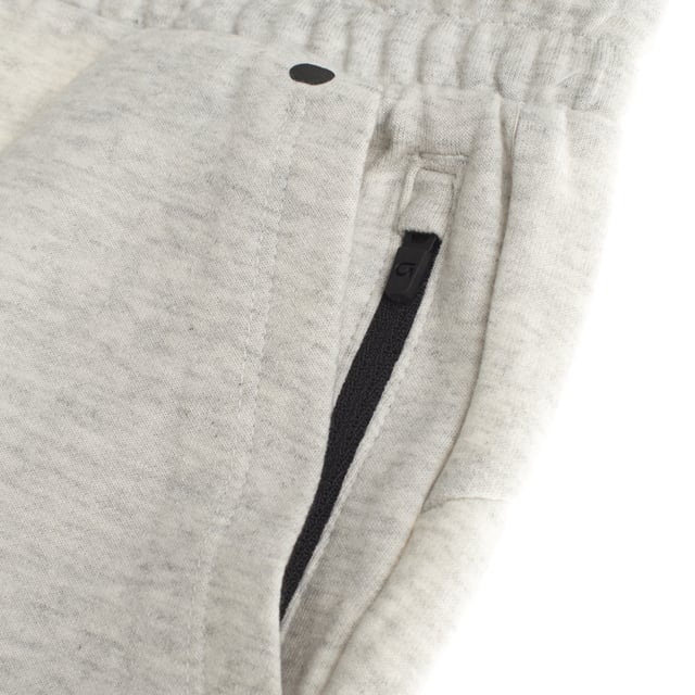 Jogginghose für Jungen, die Komfort und Funktionalität vereint.

 Es verfügt über einen elastischen Bund mit verstellbarem Kordelzug, der für eine sichere und bequeme Passform sorgt.

 Es verfügt über schräge Seitentaschen und eine zusätzliche Tasche mit Reißverschluss, perfekt für die sichere Aufbewahrung von Gegenständen.

 Anliegende Knöchelbündchen verleihen einen modernen Touch und sorgen für einen sicheren Sitz.

 Ideal für sportliche Aktivitäten oder für den Alltag und bietet Komfort und Stil in einem einzigen Kleidungsstück.
 Komposition: Hauptteil: 83 % Baumwolle, 17 % Polyester; Oberflächen: 98 % Baumwolle, 2 % Elastan
 Pflege:
- Maschinenwäsche kalt.
 - Verwenden Sie beim Waschen ähnliche Farben.
 - Vermeiden Sie die Verwendung von Bleichmitteln.
 - Bei niedriger Temperatur im Trockner trocknen.
 - Bei niedriger Temperatur bügeln.
 - Reinige chemisch nicht.