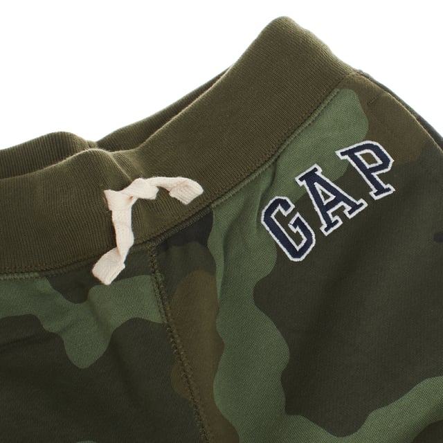 Sports pants for children, designed to offer comfort in every movement.

 Made from a soft cotton fabric, they guarantee a pleasant texture to the touch and great breathability.

 The drawstring-adjustable elastic waistband allows for a secure and easy fit, while handy side pockets add functionality.

 The Gap logo on the hip gives it a distinctive touch.

 Fitted ankle cuffs add a modern touch and ensure a secure fit. Ideal for sports activities or everyday wear, offering comfort and style in one garment.
 Composition: 77% Cotton, 23% Polyester
 Care:
- Machine wash cold.
 - Use similar colors in the wash.
 - Avoid the use of bleaches.
 - Dry at low temperature in the dryer.
 - Iron at low temperature.
 - Do not dry clean.