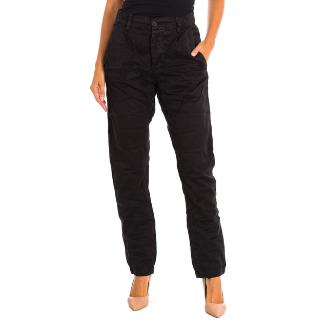 Long Pants Le temps des Cerises.
 Color Black
 It is ideal for multiple combinations and different occasions.
 Main button closure.
 Two open pockets on the front.
 Back patch pockets with flap.
 Belt loops.
 Seams seen in tone.

 Composition: 100% Cotton.

 -Machine wash at a maximum temperature of 30º.
 -Do not use a dryer.
 -Do not use bleach.
 -Iron temperature max. 150º.
 -Do not dry clean.
 Composition: 100% cotton.
 Care:
-Machine wash at a maximum temperature of 30º.
 -Do not use a dryer.
 -Does not use bleach.
 -Iron maximum temperature 150º.
 -Do not dry clean.