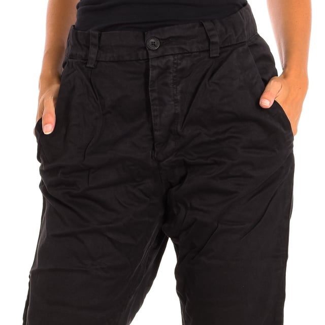Long Pants Le temps des Cerises.
 Color Black
 It is ideal for multiple combinations and different occasions.
 Main button closure.
 Two open pockets on the front.
 Back patch pockets with flap.
 Belt loops.
 Seams seen in tone.

 Composition: 100% Cotton.

 -Machine wash at a maximum temperature of 30º.
 -Do not use a dryer.
 -Do not use bleach.
 -Iron temperature max. 150º.
 -Do not dry clean.
 Composition: 100% cotton.
 Care:
-Machine wash at a maximum temperature of 30º.
 -Do not use a dryer.
 -Does not use bleach.
 -Iron maximum temperature 150º.
 -Do not dry clean.