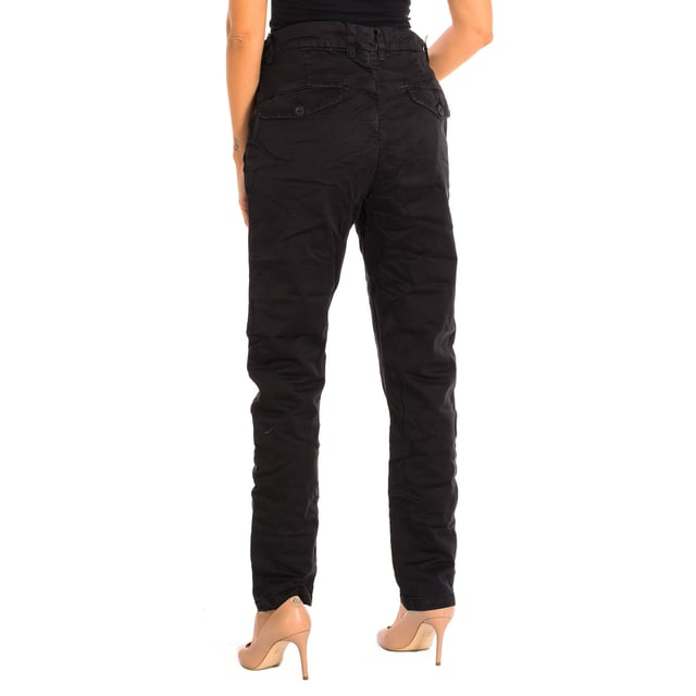 Long Pants Le temps des Cerises.
 Color Black
 It is ideal for multiple combinations and different occasions.
 Main button closure.
 Two open pockets on the front.
 Back patch pockets with flap.
 Belt loops.
 Seams seen in tone.

 Composition: 100% Cotton.

 -Machine wash at a maximum temperature of 30º.
 -Do not use a dryer.
 -Do not use bleach.
 -Iron temperature max. 150º.
 -Do not dry clean.
 Composition: 100% cotton.
 Care:
-Machine wash at a maximum temperature of 30º.
 -Do not use a dryer.
 -Does not use bleach.
 -Iron maximum temperature 150º.
 -Do not dry clean.